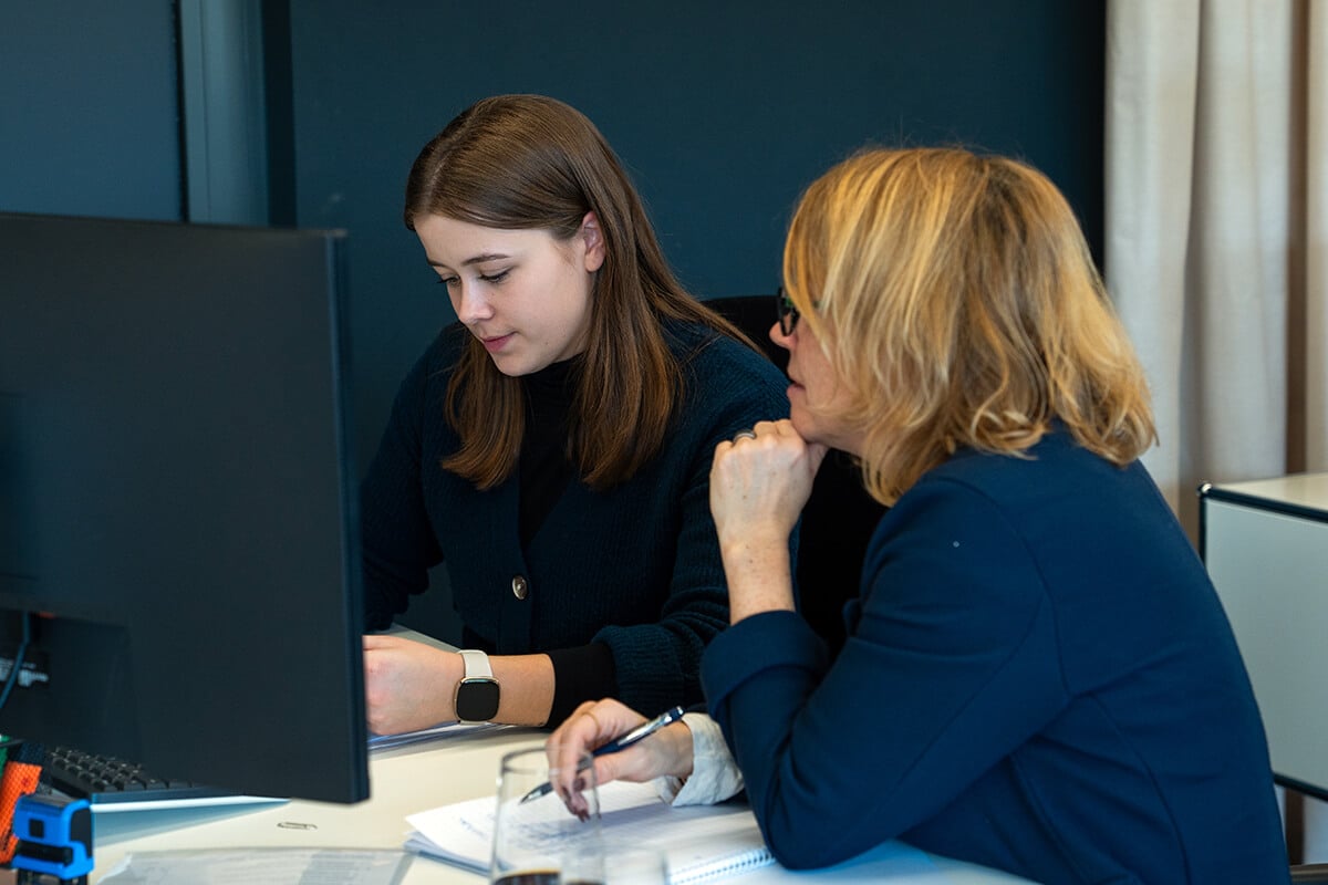 Claudia und Inge vertieft in ihre Arbeit Claudia und Inge vertieft in ihre Arbeit